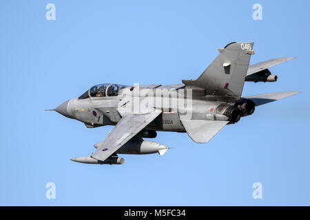 LEEUWARDEN, Niederlande - 28.März 2017: Die britische Royal Air Force Tornado GR-4 Bomber Jet Flugzeug im Flug während der NATO-Übung Frisian Flag. Stockfoto