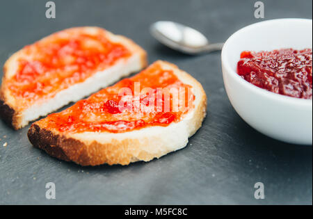Erdbeermarmelade auf Toast zum Frühstück Stockfoto