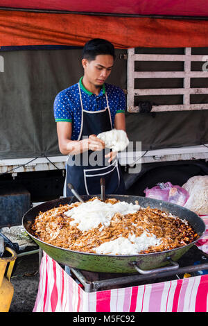 Cameron Highlands, Malaysia, 17. Dezember 2017: Chef kocht gebratene Nudeln in einem großen Topf auf einem Markt Stockfoto