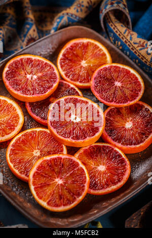 Blood Red orange Scheiben in vintage Metallplatte Stockfoto