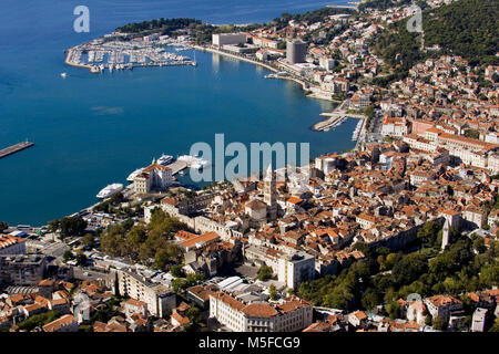 Luftaufnahme, Split Stadtzentrum, Altstadt mit Diokletian Palast, der Hafen und die Marine Stockfoto