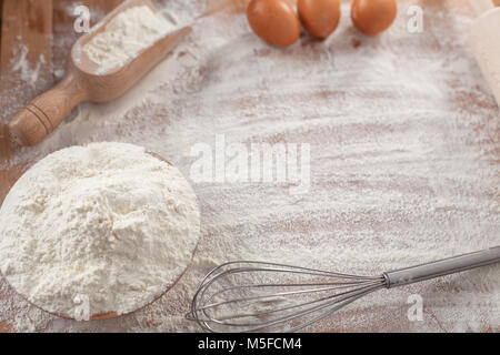 Zubereitung Teig. Gemischt Zutaten auf Holztisch. Stockfoto