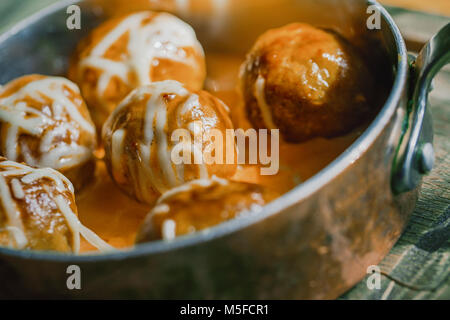 Fleischbällchen in cremigen Soße auf ein Kupfer Pfanne. Stockfoto