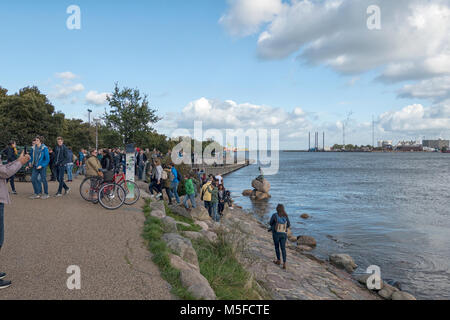 Kopenhagen, Dänemark - Okt 3, 2017: Touristen posieren und Bilder der Kleinen Meerjungfrau in Kopenhagen, Dänemark. Stockfoto