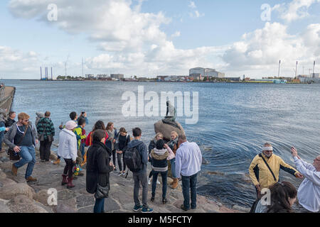 Kopenhagen, Dänemark - Okt 3, 2017: Touristen posieren und Bilder der Kleinen Meerjungfrau in Kopenhagen, Dänemark. Stockfoto