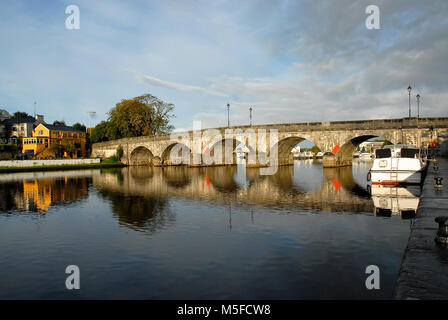 Die 1846 Brücke in Carrick-on-Shannon, auf dem Fluss Shannon, links Co Leitrim und Co Roscommon, in der Republik Irland. Stockfoto