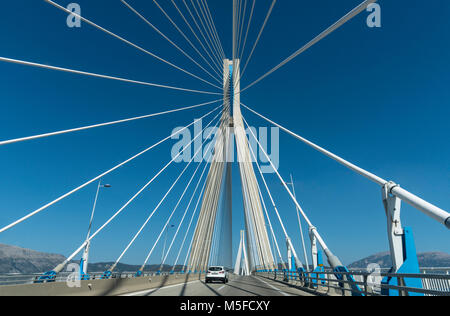 Die Rio - Antirrio-Brücke, in der Nähe von Patras, verbindet die Peloponnes mit dem griechischen Festland über den Golf von Korinth. Stockfoto