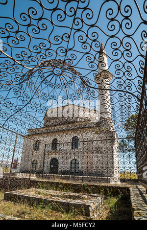 Die fethiye Moschee durch die dekorativen Grill für Ali Paschas Grab gesehen. Auf dem Gelände des Kastro in Ioannina, Epirus, Griechenland. Stockfoto