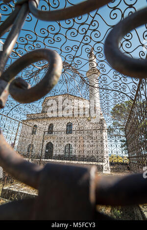 Die fethiye Moschee durch die dekorativen Grill für Ali Paschas Grab gesehen. Auf dem Gelände des Kastro in Ioannina, Epirus, Griechenland. Stockfoto