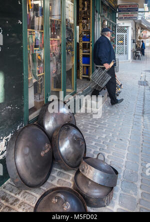 Traditionelle Eisen Töpfe zum Kochen auf offenem Feuer für den Verkauf in einem eisenwarenladen Shop im alten Viertel von Ioannina, Epirus, Griechenland. Stockfoto