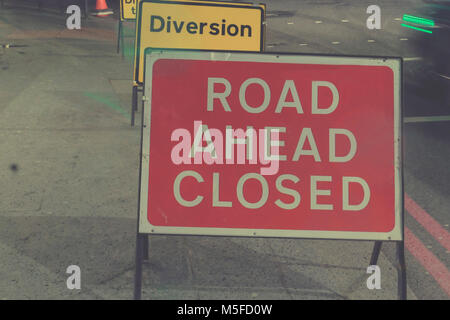 Straße geschlossen. Eine Ampel oder eine Baustelle Schild an der Straße in London. Stockfoto