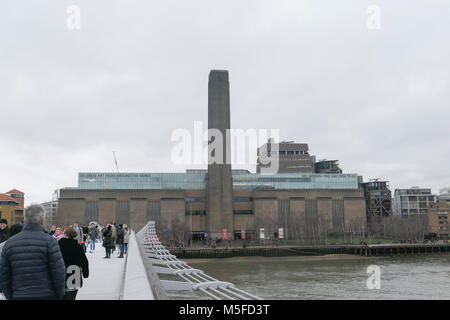 LONDON, UK, 13. Februar 2018: Frontale Ansicht von der Tate Modern Gallery in London, von der Millenium Brücke aus gesehen Stockfoto