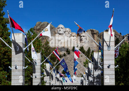 SD 00029-00 ... South Dakota - Avenue oder die Fahnen und presedents Georg Washington, Thomas Jefferson, Theodore Roosevelt und Abraham Lincoln geschnitzt in Stockfoto