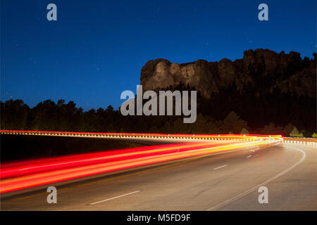 SD 00030-00 ... South Dakota - Nacht Blick von der Autobahn Der presedents Georg Washington, Thomas Jefferson, Theodore Roosevelt und Abraham Lincoln schnitzen. Stockfoto