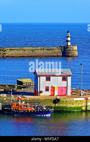 Seaham Durham Hafen und Leuchtturm mit Pilot Boote Stockfoto