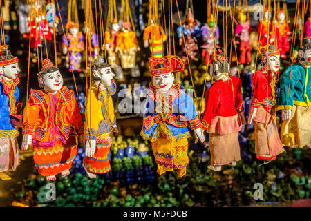 Bunte Marionetten werden als Souvenir in den Markt von der Stadt verkauft. Stockfoto