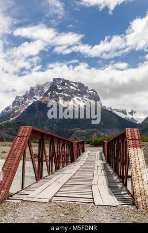 Brücke über den Rio de Vueltas; nördlich von El Chaltén, Patagonien, Argentinien Stockfoto