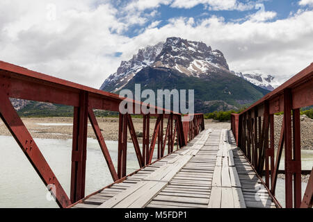 Brücke über den Rio de Vueltas; nördlich von El Chaltén, Patagonien, Argentinien Stockfoto