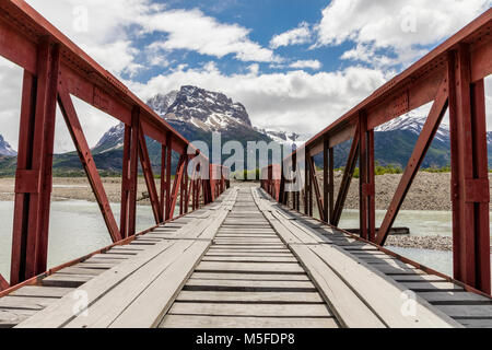 Brücke über den Rio de Vueltas; nördlich von El Chaltén, Patagonien, Argentinien Stockfoto