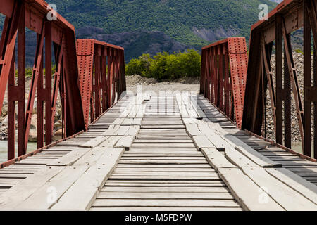 Brücke über den Rio de Vueltas; nördlich von El Chaltén, Patagonien, Argentinien Stockfoto