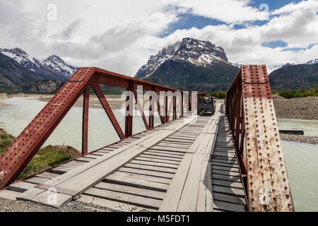 Brücke über den Rio de Vueltas; nördlich von El Chaltén, Patagonien, Argentinien Stockfoto