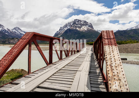 Brücke über den Rio de Vueltas; nördlich von El Chaltén, Patagonien, Argentinien Stockfoto