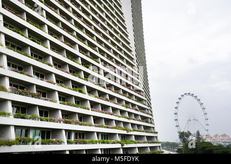 Balkon von außen auf die Marina Bay Sands Hotel mit Singapore Flyer in der Rückseite, Singapur, Südostasien, Asien Stockfoto
