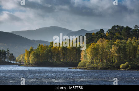 Ein windiger Tag im Herbst am Loch Beinn a Mheadoin im Glen Affric, Highland, Schottland, Großbritannien Stockfoto