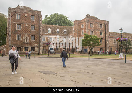 Ely, Cambridgeshire, Großbritannien - 19 August, 2017: die Menschen vor dem Palast des Bischofs in Ely bummeln. Stockfoto