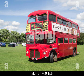 Enfield, London, UK, 25. Mai 2014: rote Londoner routemaster Bus stehend in einem Feld auf dem Display. Stockfoto