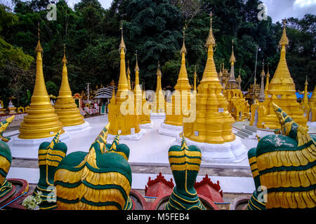 Goldenen Pagoden am Eingang von Shwe Oo Min Paya Höhle Stockfoto