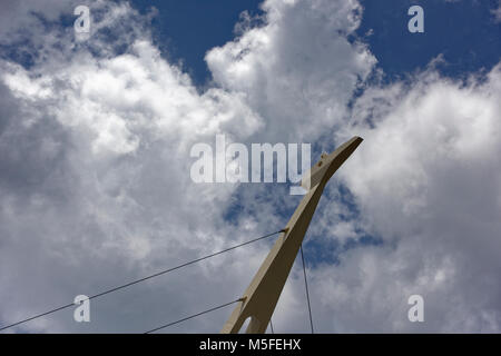 Die Darul Hana Brücke über den Fluss Sarawak, Kuching, Malaysia Stockfoto