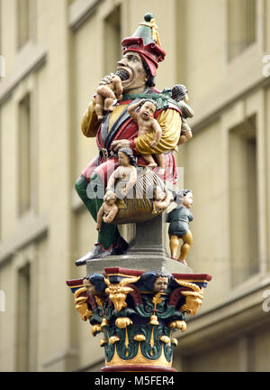 Die Kindlifresserbrunnen Brunnen Skulptur in Bern, Schweiz zeigt eine Sitzung ogre verschlingende ein Kind Stockfoto