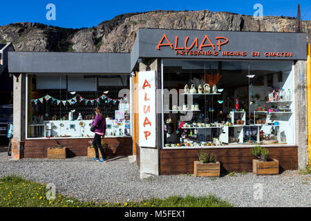 Frau einkaufen bei lokalen Handwerker store; kleine Bergdorf El Chaltén; Startpunkt, Cerro Torre und Cerro Fitz Roy; Patagonien; Argentin Stockfoto