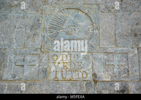 Auf der Steinmauer "Io vede Tutto" / "Gott sieht alles" und Freimaurer Symbol oben geschrieben Stockfoto