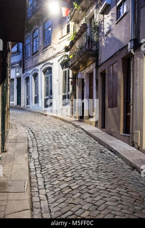 Historische Straße in der Innenstadt von Ribeira Viertel, Porto, Portugal Stockfoto