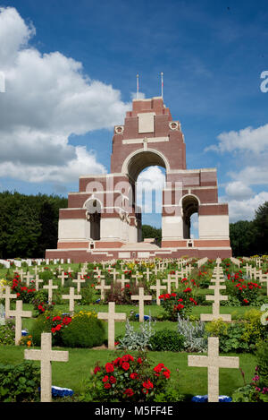 Die thiepval Gedenkstätte zum Gedenken an die 72,246 fehlende Britische und Südafrikanische Soldaten, die in den Schlachten an der Somme während des ersten Weltkrieges starb. Stockfoto