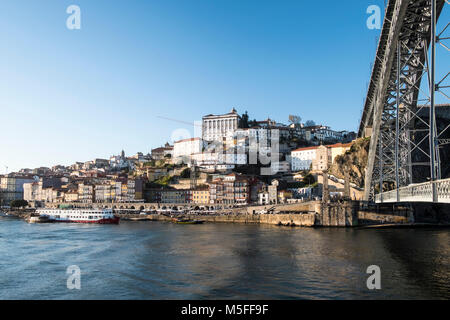 Stadtbild mit Fluss Douro in Porto, Portugal Stockfoto