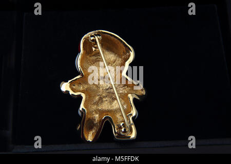 Rückansicht des Gold Bear Brosche mit Emaille Santa Hut und Anzug Stockfoto