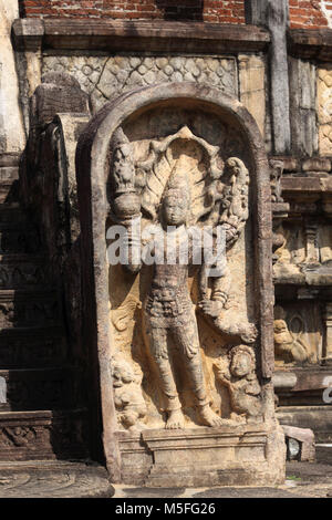 Giritale liegt im Norden der Provinz Sri Lanka die Nagaraja Vatadage Guardstone mit Zwergen Padma und Sankha zu seinen Füßen. Stockfoto