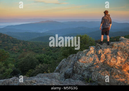 Sonnenaufgang am Bearfence Berg in Shenandoah National Park, Virginia Stockfoto