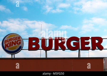 Plötzkau, Deutschland - 21. Februar 2018: Werbung für Burger King auf einer Autobahn Rastplatz. Stockfoto