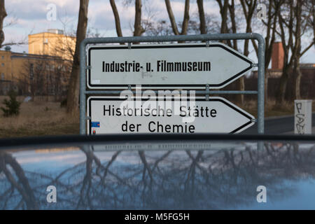 Wolfen, Deutschland - Februar 22,2018: Schild mit der Aufschrift Industrie- und Filmmuseum (Industrie- und Filmmuseum) und Historische Stätte der Chemie ( Stockfoto