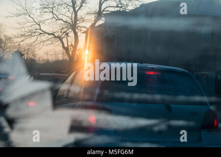 Magdeburg, Deutschland - 21. Februar 2018: Symbol für schlechte Sicht im Straßenverkehr während der kalten Jahreszeit. Blick von einem Auto mit vereisten Windschutzscheibe in Winte Stockfoto