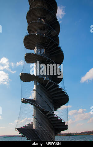 Bitterfeld, Deutschland - Februar 22,2018: ein Manometer Turm an der Großen Goitzsche in Bitterfeld. Stockfoto