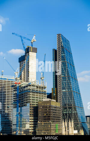 Ändern der Londoner City Skyline: betonkern der neuen Finanzviertel skyscraper 22 & 100 Bishopsgate im Bau von der Cheesegrater EG 3. Stockfoto