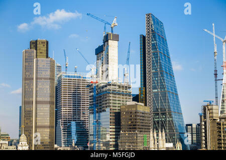 Moderne Gebäude und Wolkenkratzer in der City von London, einschließlich der Cheesegrater, Tower 42, dem Skalpell, 22 & 100 Bishopsgate 100 Bishopsgate Stockfoto