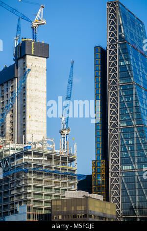 Ändern der Londoner City Skyline: betonkern der neuen Finanzviertel skyscraper 22 Bishopsgate im Bau mit Turmdrehkrane Stockfoto