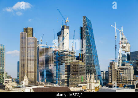 Moderne Gebäude und Wolkenkratzer in der City von London, einschließlich der Cheesegrater, Tower 42, dem Skalpell, 22 & 100 Bishopsgate 100 Bishopsgate Stockfoto