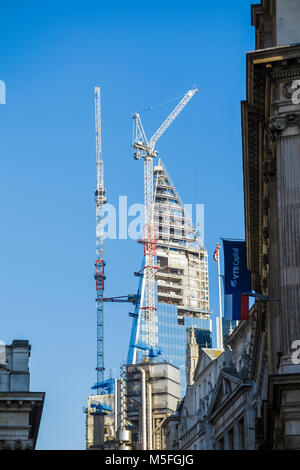 Blick auf die Stahlkonstruktion des Skalpell im Bau mit Turmdrehkrane entlang Cornhill, London EC3 gesehen Stockfoto